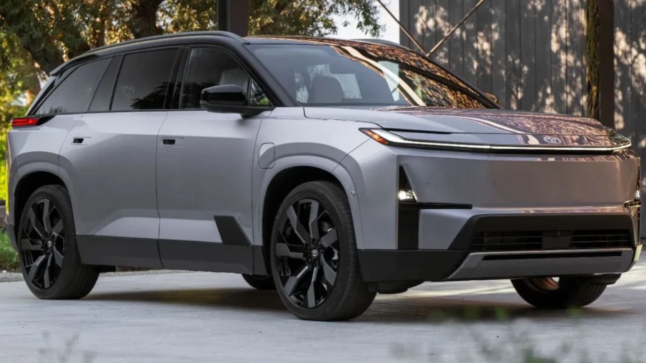 Toyota Highlander 2026 Review: 8-Seater Premium SUV with Comfort, Safety, and Performance